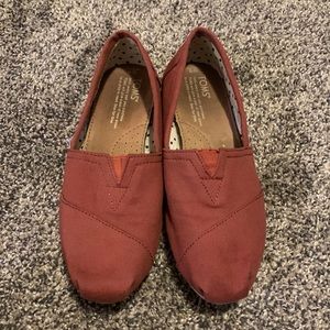 Burnt orange/rusty red Toms. Size 6